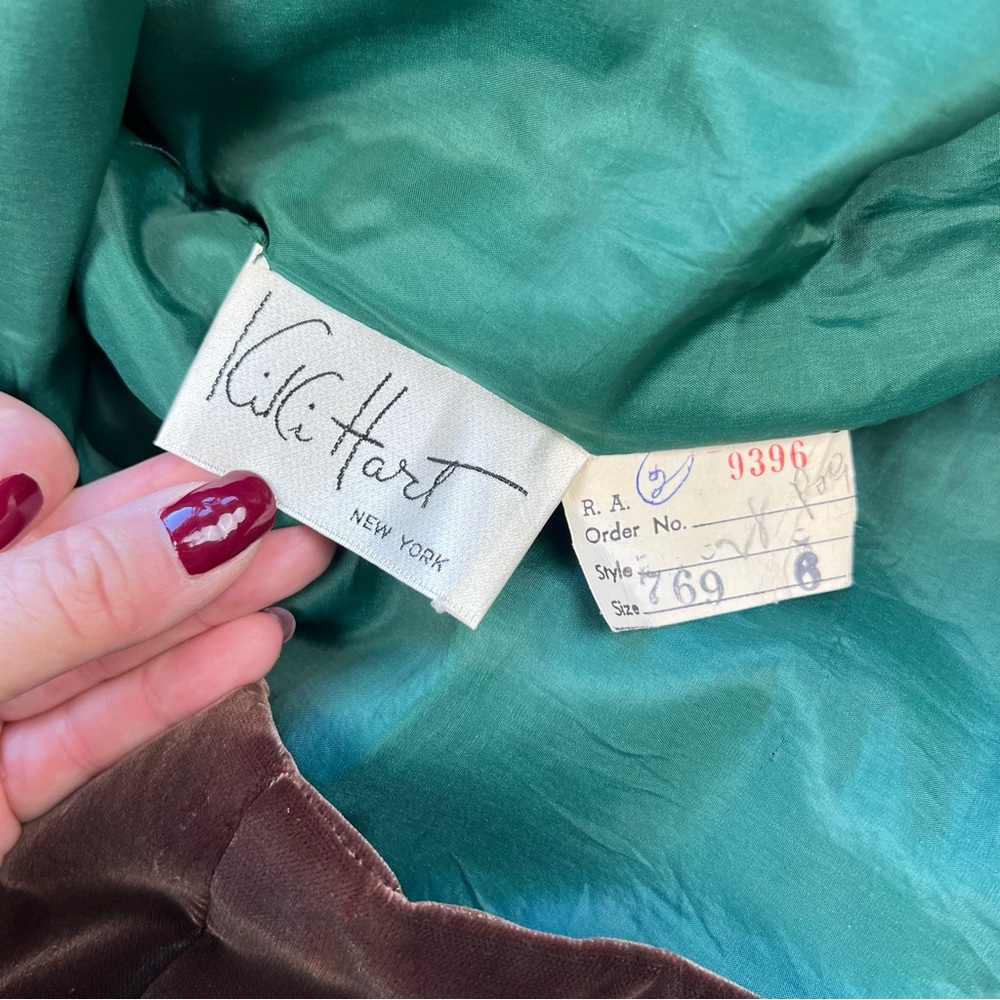 VINTAGE 1960's green brown velvet dress with fur trimmed cuffs - Picture 11 of 11